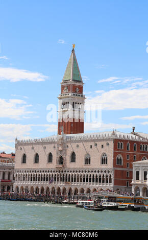 Venezia, Italia - 14 Luglio 2016: Italiano scene con campanile San Marco e il Palazzo Ducale in estate Foto Stock