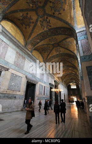 I turisti a piedi attraverso il corridoio largo sulla galleria superiore all'interno di Hagia Sophia in Istanbul, Turchia Foto Stock