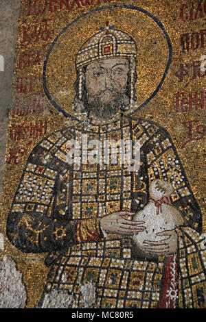 L'IMPERATORE GIOVANNI II COMNENO è una delle tre figure dei Comneno mosaico su la galleria superiore all'interno di Hagia Sophia in Istanbul, Turchia Foto Stock