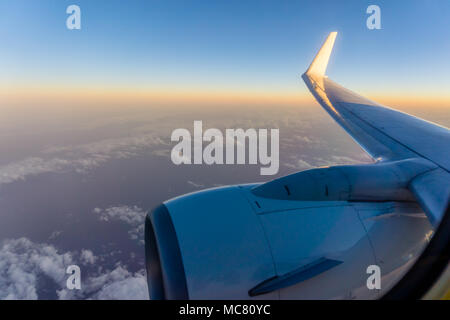 Alba con ala di un aeroplano. Foto applicata al turismo operatori. immagine per aggiungere messaggio di testo o il sito web di telaio. Il concetto di viaggio. Foto Stock