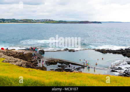 Kiama, NSW, Australia-March 31, 2018: vista sul litorale, acqua onde e costa rocciosa in Kiama, noto per passeggiate costiere, sentieri nella foresta pluviale e pristi Foto Stock