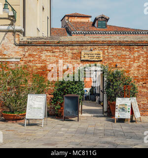 Venezia, Italia - 28 Marzo 2018: entrata di un tradizionale ristorante kosher in Venezia ghetto ebraico di distretto Foto Stock