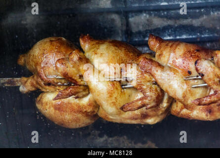 Tre galline tostatura su un girarrosto spiedo Foto Stock