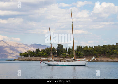 Un classico yacht in legno al di ancoraggio in Grecia Foto Stock