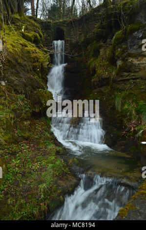 Bella cascata con effetto seta In Gorbeia parco naturale. Cascata paesaggi della natura. Marzo 26, 2018. Gorbeia parco naturale. Urigoiti conteggio basco Foto Stock