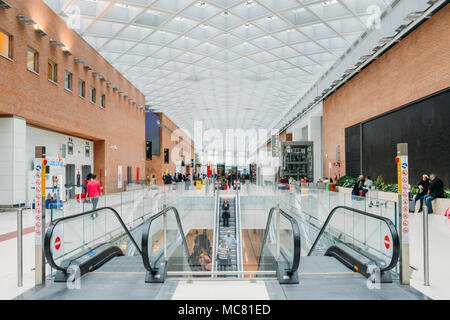 Venezia,Italia il 28 Mar 2018: passeggeri presso i moderni interni di l'Aeroporto Internazionale Marco Polo di Venezia Foto Stock