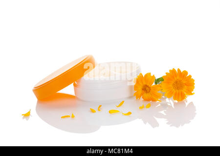 Calendula sano crema di medicina in vaso isolato su sfondo bianco. Foto Stock