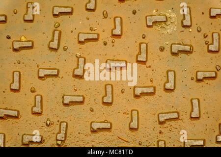 Ultra orange ferro bagnato sfondo, rusty texture, incrinato superficie. Foto Stock