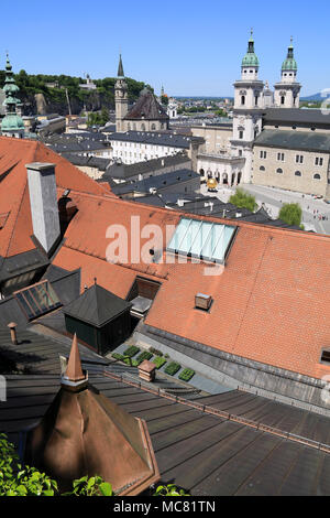 La sfera dorata sulla Kapitelplatz, la 'Sphaera', la cattedrale di Salisburgo (a destra), la chiesa francescana (centrale) e San Pietro Abbazia (sinistra) a Salisburgo Foto Stock