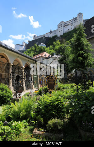 Cimitero di St. Peter è noto per le tombe risalenti a Mozart del Times, così come le catacombe di epoca medioevale. Salisburgo, Austria Foto Stock