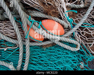 Blu Verde rete da pesca e arancio galleggianti sullo sfondo del display Foto Stock