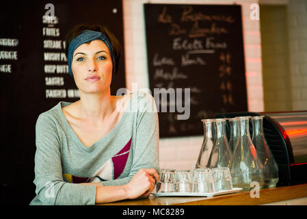Cameriera sorridente in cafe, ritratto Foto Stock