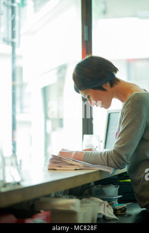 Cafe manager concentrare sul lavoro Foto Stock