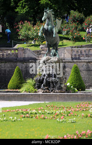 Statua di bronzo di un selvaggio cavallo alato presso i Giardini Mirabell a Salisburgo, Austria Foto Stock