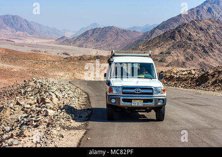 DAHAB, Egitto - Agosto 26, 2010: Turisti in jeep nel deserto vicino a Dahab, Egitto. Il Jeep safari tours sono un passatempo popolare in Egitto Foto Stock