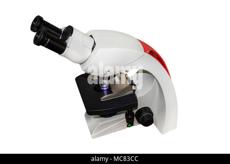 Professionale medico microscopio di laboratorio isolato su sfondo bianco Foto Stock