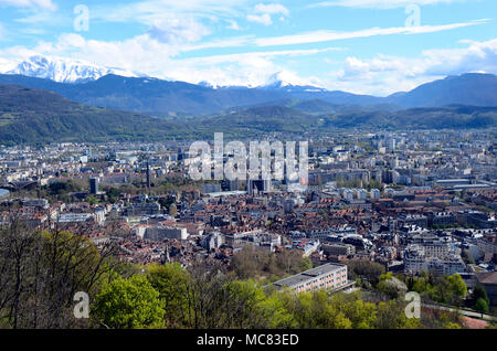 La città di Grenoble panoramica paesaggio panorama sulla città, edifici e montagne innevate, nell'Isere, Francia Foto Stock