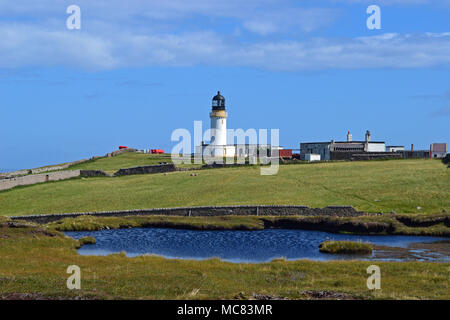 Faro e torbiera su Cape Wrath, altopiani, Scozia Foto Stock