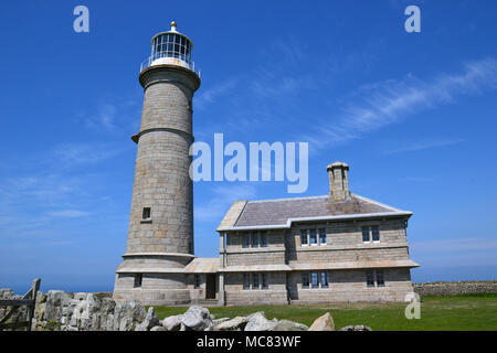 Il vecchio faro e Lundy Island. Devon, Inghilterra, Regno Unito Foto Stock