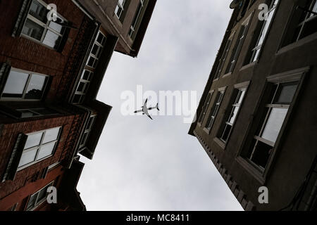 Aeroplano passando sul quartiere Fener nella città di Istanbul, Turchia Foto Stock