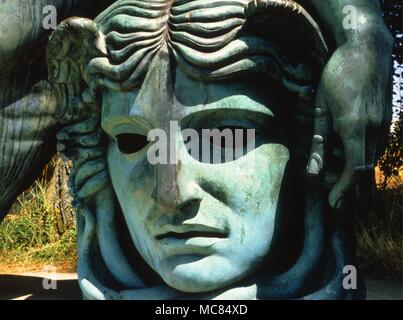 La testa della Gorgone Medusa, con pelo irto serpenti. Dettaglio della statua di Leonardo da Vinci sulle rive della Loira, ad Amboise dove Leonardo visse e morì. Foto Stock