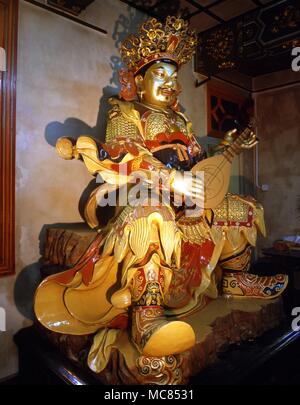 La mitologia cinese Re Celeste lontano Gazer, uno dei quattro guardiani dello spazio. Egli porta il quattro corde chitarra al suono di cui il mondo ascolta. Il Monastero Po Lin Lantau Foto Stock