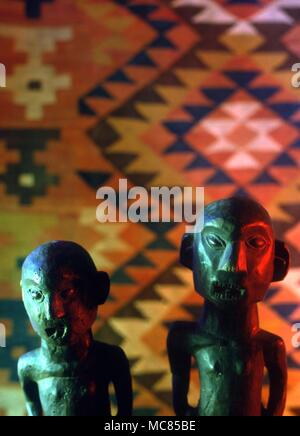Statua di legno duro di un paio. Dal Naga capo-caccia tribù, la Birmania. Gordon Reece Gallery, Knaresborough. Foto Stock