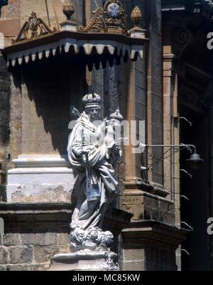 Statua della Vergine e il bambino a Mdina, Malta Foto Stock