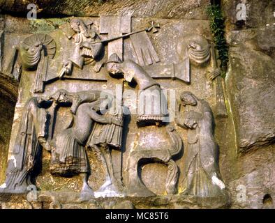 Christian il profondo sollievo che mostra la discesa dalla Croce, con la Irmensul. Dalla scultura medievale sulla roccia viva del Externsteine pietre, vicino a Detmold Foto Stock