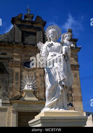 CHRISTIAN Madonna e Bambino. La statua della Madonna e il bambino al di fuori di una chiesa a Gharb, Gozo Foto Stock