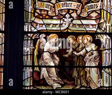 CHRISTIAN tre Marie al Sepolcro Maria, la madre di Gesù e Maria Maddalena e Maria madre di Giacomo, nel sepolcro vuoto, di fronte all'angelo. Da le tre Marie finestra nella parete sud della st margaret (parrocchia) Chiesa, King's Lynn Foto Stock