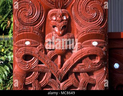 MAORI carving ornati da Maori su un meeting house a Whakarewarewa, Rotorua Foto Stock