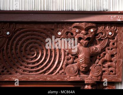 MAORI carving ornati da Maori su un meeting house a Whakarewarewa, Rotorua Foto Stock