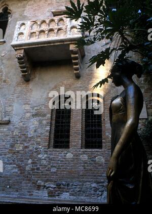 SHAKESPEARE Romeo e Giulietta statua di Giulietta al di fuori di casa sua, con il famoso balcone, a Verona, Italia Foto Stock