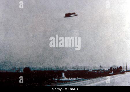 UFO - oggetto volante non identificato fotografia scattata da Rex Heflin a Santa Anna, California, il 3 agosto 1965. una di una serie Foto Stock