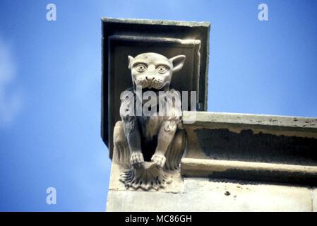 GARGOYLE sulla parete sud di Dornoch Cathedral, Scozia Foto Stock