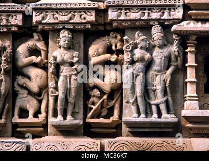 INDIA sculture sulla facciata del tempio Parsvanath, Khajuraho Foto Stock