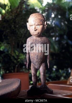 La mitologia Polynesian Polynesian in legno statua magica, con occhi da gusci cowrie. Collezione privata, Hawaii Foto Stock