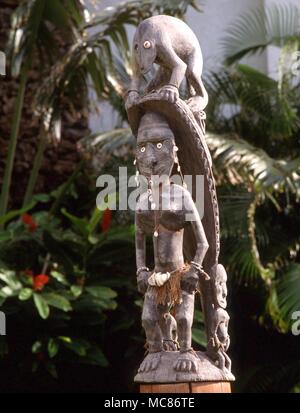 La mitologia Polynesian Polynesian in legno statua magica con occhi da gusci cowrie. Collezione privata, Hawaii Foto Stock