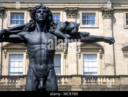 Animali - PANTHER Panther sul retro di Orfeo. Statua in alto dei giardini formali di Harewood House, Leeds Foto Stock