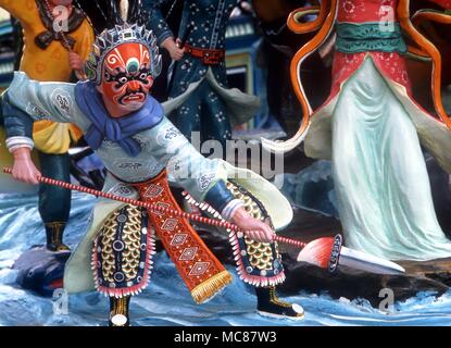 La mitologia cinese di scena dalla storia della signora bianco serpente dalle dimensioni di vita dei gruppi di statue in Haw Par Villa Singapore Foto Stock