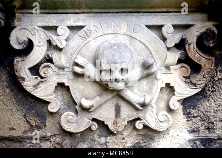 Cimitero Teschio e Ossa Croce nel sagrato della chiesa scozzese Foto Stock