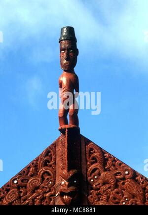 Custode maori alcolici in legno dipinto. Foto Stock