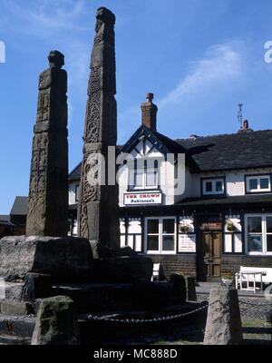 CHRISTIAN resti di due Saxon Cross alberi in Sandbach (Cheshire) luogo di mercato Foto Stock