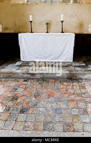 Hailes chiesa normanna. Pavimento medievale piastrelle probabilmente recuperati dal demolito Hailes Abbazia durante la dissoluzione del Monateries Foto Stock