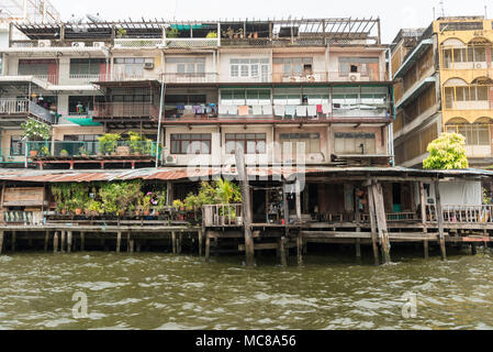 Malsicuro vecchi edifici realizzati da ferro corrugato e legno lungo il Fiume Chao Phraya a Bangkok, in Thailandia Foto Stock