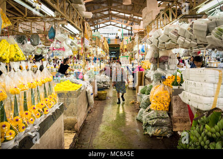 Persone e marjet bancarelle del mercato dei fiori di Bangkok in Thailandia Foto Stock