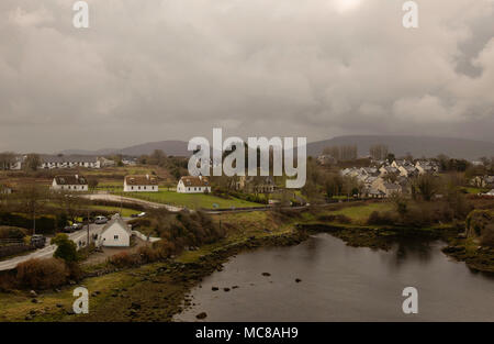 Vista di Kinvara da Dunguaire Castle Foto Stock