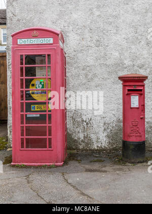 Un defibrillatore in rossi convertita telefono GPO Box, telefono GPO Box Foto Stock