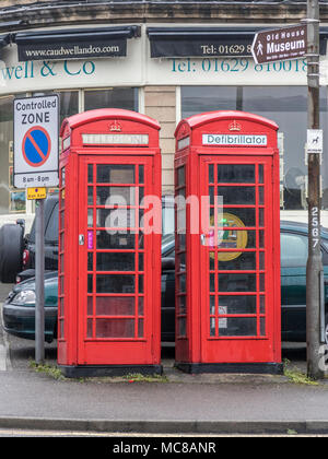 Un defibrillatore in rossi convertita telefono GPO Box, telefono GPO Box Foto Stock